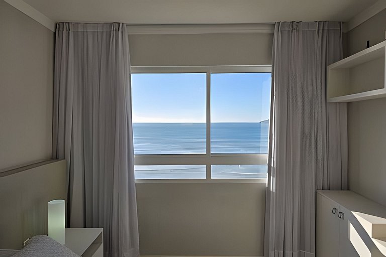 Vista Incrível de Toda Orla, Pé na Areia + Garagem