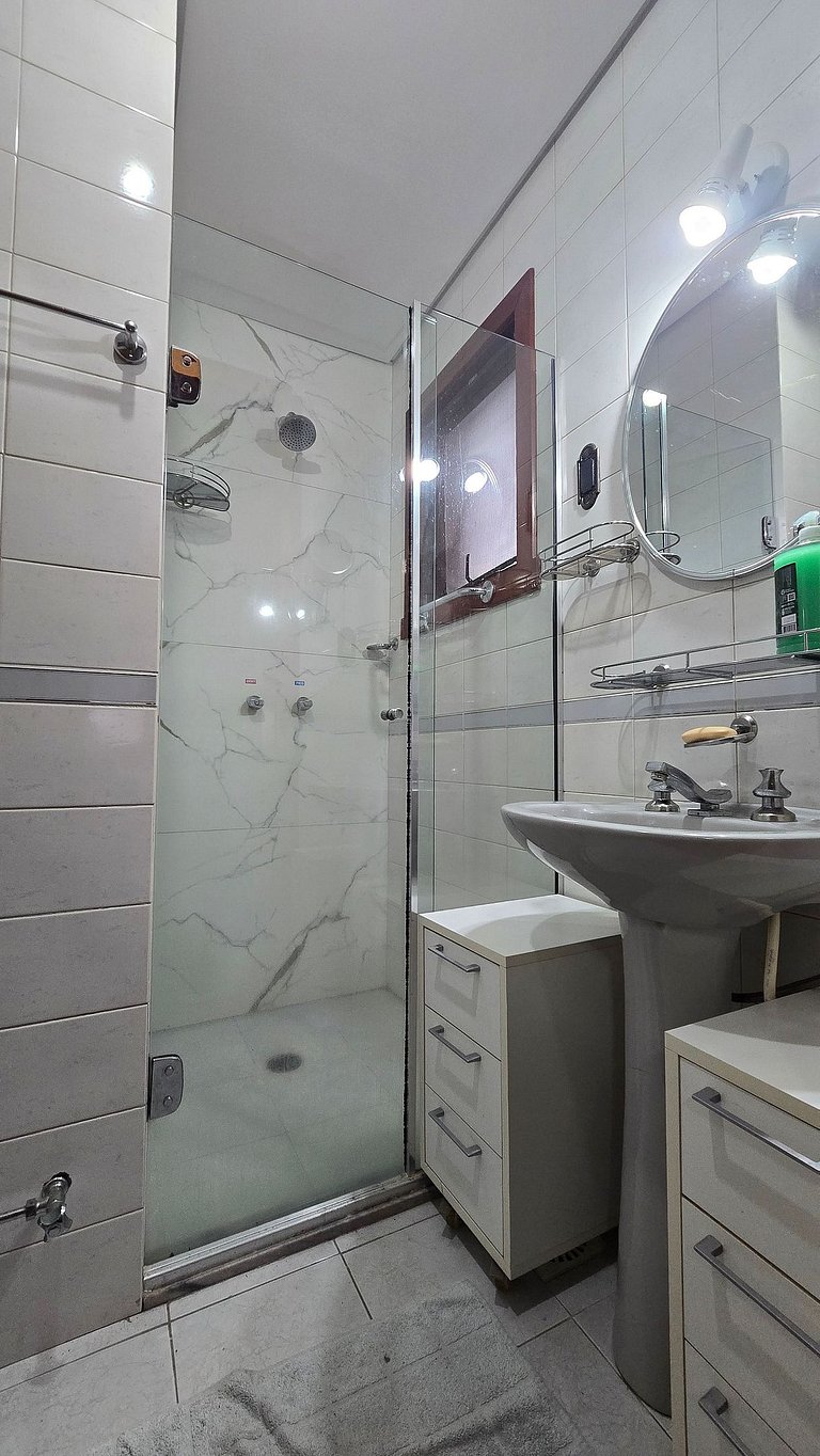 Apê Ensolarado com Vista e Cama King + Garagem