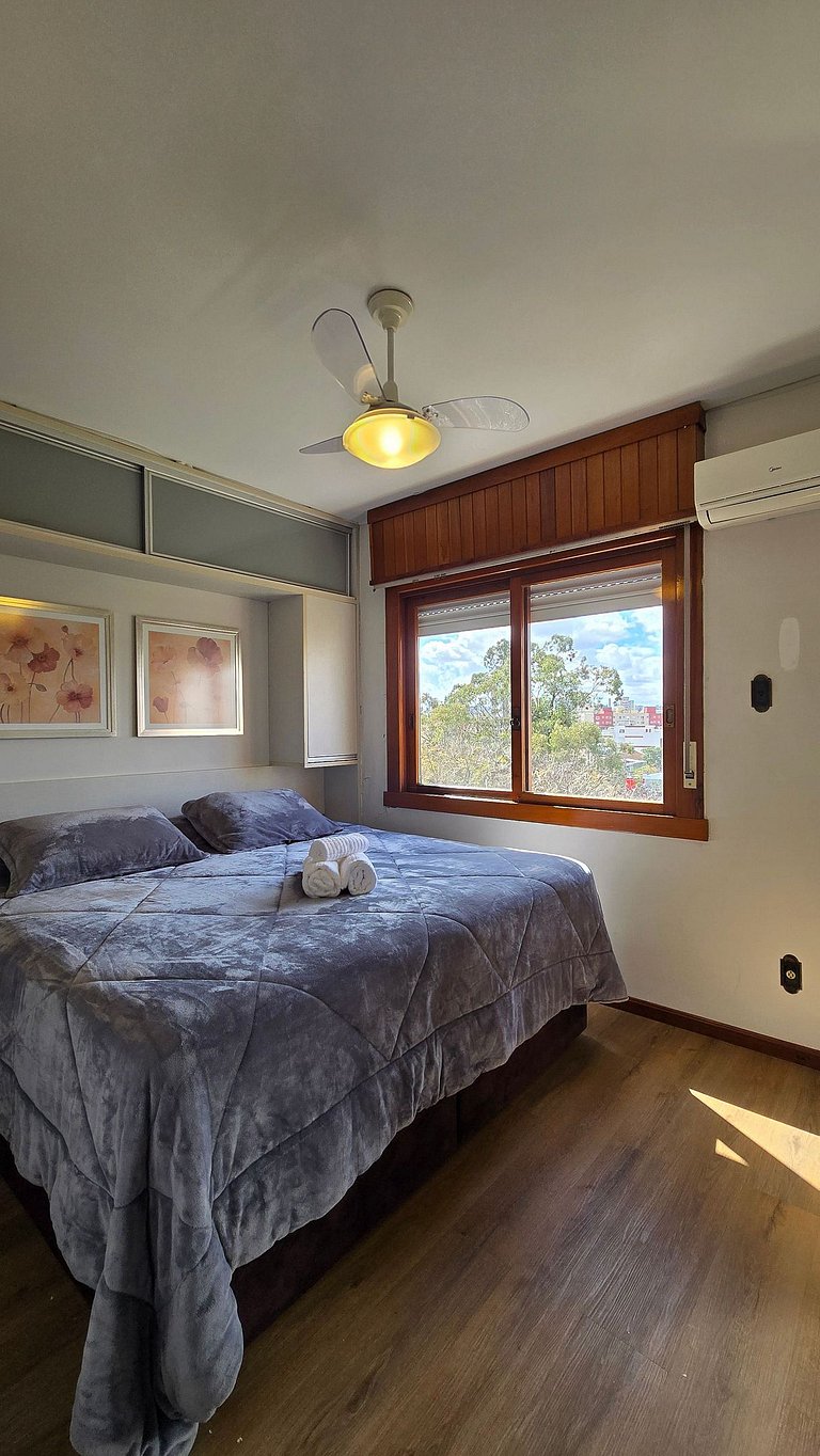 Apê Ensolarado com Vista e Cama King + Garagem
