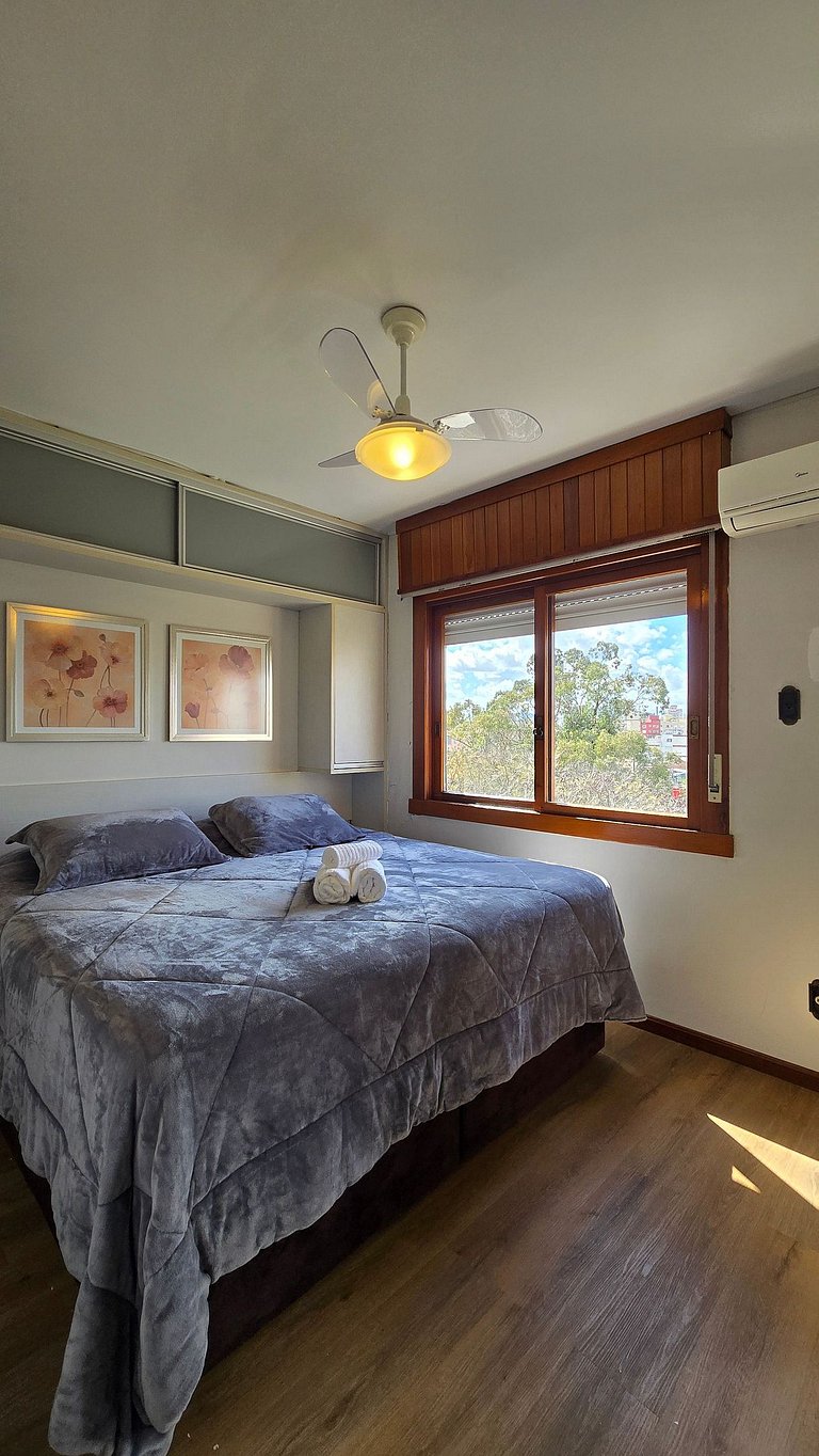 Apê Ensolarado com Vista e Cama King + Garagem