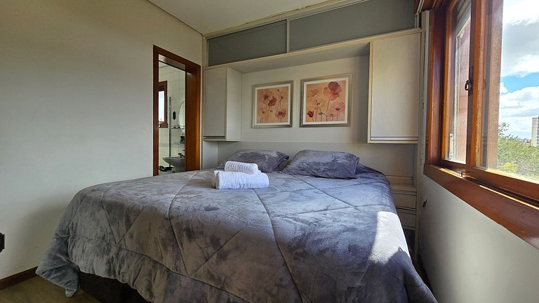 Apê Ensolarado com Vista e Cama King + Garagem