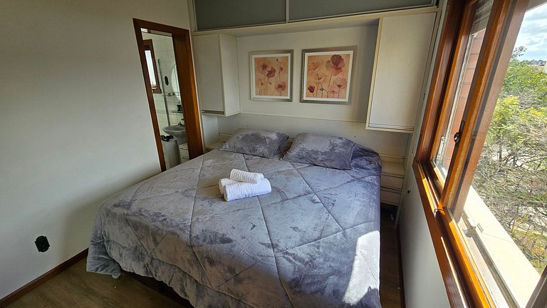 Apê Ensolarado com Vista e Cama King + Garagem